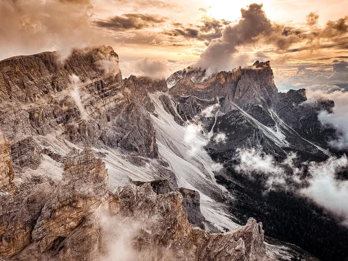 A few more pics from last night's show 🔥

#dolomites #dolomiti #earthfocus #earthfocus #sunset #clouds #mountain #lungiarü #südtirol #visitsouthtyrol #special_shots #bestmountainartists #mountainstories #neverstopexploring